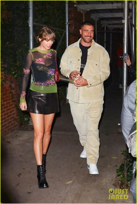 Photo: taylor swift travis kelce hold hands on second night out in nyc ...