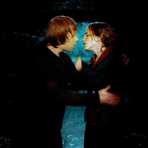 Ron and Hermione kiss during ‘Deathly Hallows’ — Harry Potter Fan Zone