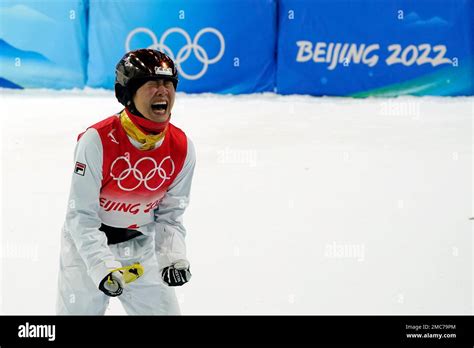 China's Xu Mengtao celebrates after winning a gold medal in the women's ...