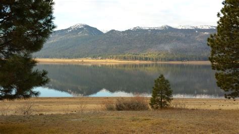 Cascade, Idaho, in morning on the lake during the fall. | Idaho ...