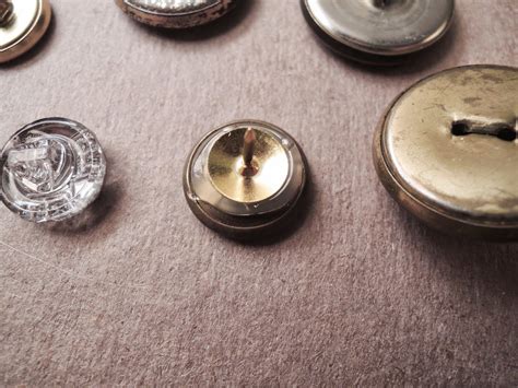 Holly Goes Lightly: DIY Vintage Button Push Pins