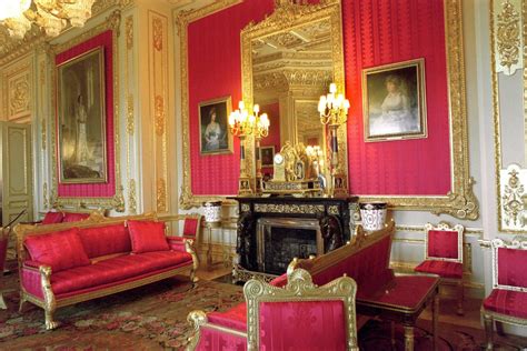 Take a Look Inside the Grandest Rooms of Queen Elizabeth’s Palaces ...