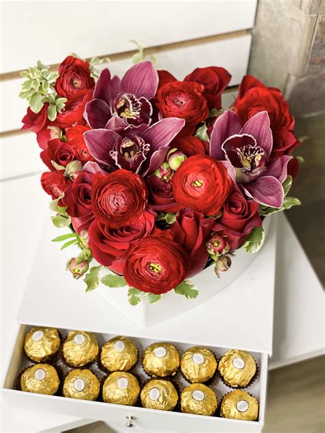 Gift Set with fresh flowers and chocolate in Miami Beach, FL | Flower ...