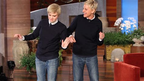 "SNL" Star Kate McKinnon Impersonates Ellen DeGeneres on Her Show!