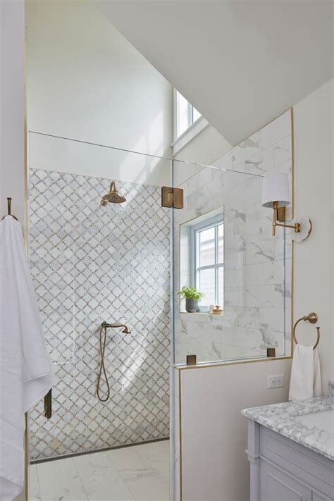 32 Catchy Arabesque Tile Ideas For Bathrooms - DigsDigs