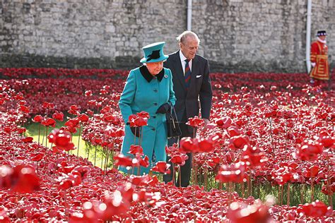 Queen Pays Tribute to First World War Personnel in Vast Field of ...