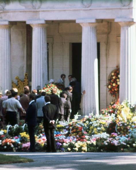 Elvis Presley Funeral - See how the world reacted to Elvis Presley's ...