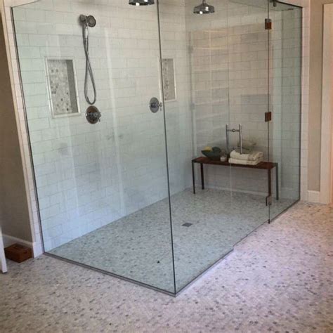 Curbless shower pan with white Carrara hexagon - Blurmark