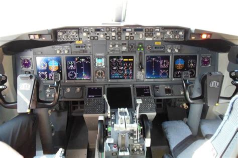 Boeing 737-900 flight deck | Flight Decks & Cockpits | Pinterest ...