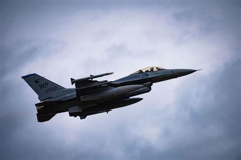 US F-16 Fighter Jet Crashes Near South Korea Coast During Training ...