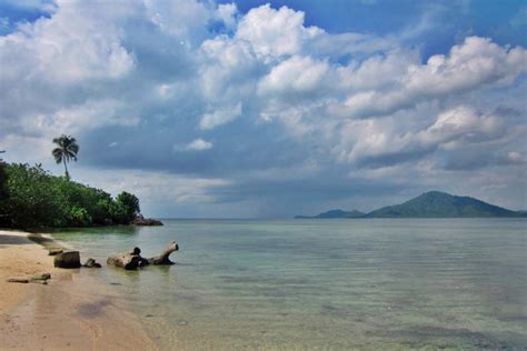 10 Pantai Lampung yang Wajib Dikunjungi, Bisa Lihat Lumba-lumba Hingga ...