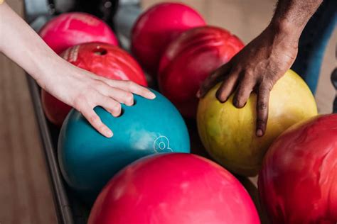 Bowling Ball Sizes/Weights (How To Choose Bowling Ball Size)