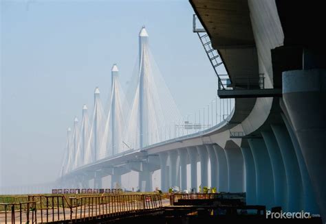 The Jiaxing-Shaoxing Sea Bridge is the world's longest and widest multi ...