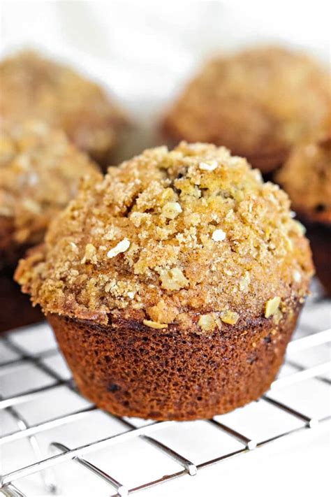 Homemade Easy Oatmeal Raisin Muffins with Honey