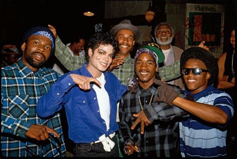 Michael Jackson throwing up the Crips gang sign with real Crips gang ...