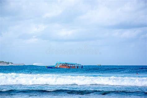 The Large Waves of the Maldives Editorial Photography - Image of tropic ...