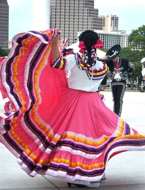 Peeking at Eve | Ballet Folklorico | Ballet folklorico, Dancer costume ...