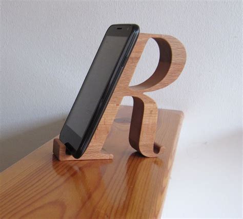 Mobiltartó 'R' betűvel- Meska.hu | Wood phone holder, Diy phone holder ...