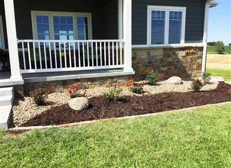 Flower bed with mulch, rock, stone edging, plants | Front yard garden ...