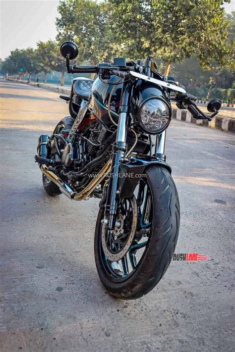 Bajaj Pulsar 220F Modified As A Modern Day Scrambler