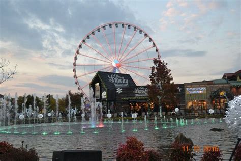 The Ferris Wheel and dancing fountain at The Island in Pigeon Forge, TN ...