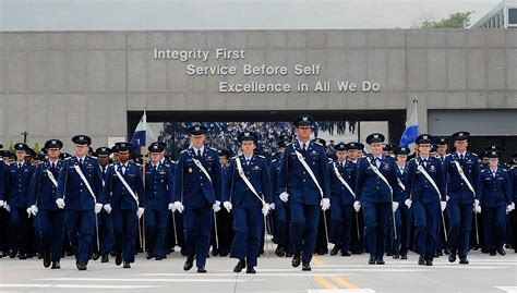 Cadets 'show off' Academy during Parents' Weekend > United States Air ...