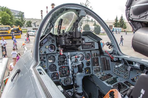 Sukhoi 35 cockpit - Qasguy