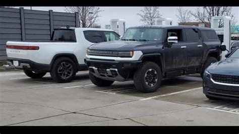 Is the GMC Hummer EV Really That Much Bigger Than A Rivian R1T?