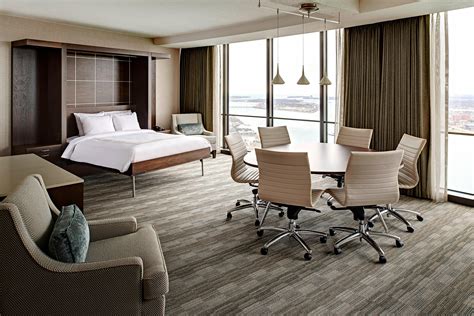 Hotel Rooms in Detroit | Detroit Marriott at the Renaissance Center