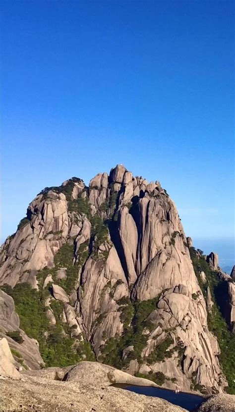 Hiking Huangshan in China [Video] | Hiking routes, Adventure travel ...