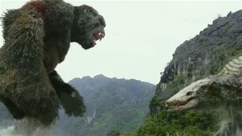 King Kong Battles a Skull Crawler in KONG: SKULL ISLAND Clip, Plus ...