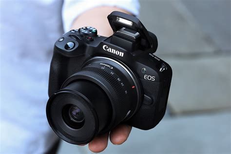 Hands on with the Canon EOS R50 - GearOpen.com