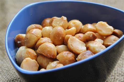 3 Ways to Roast Macadamia Nuts - wikiHow