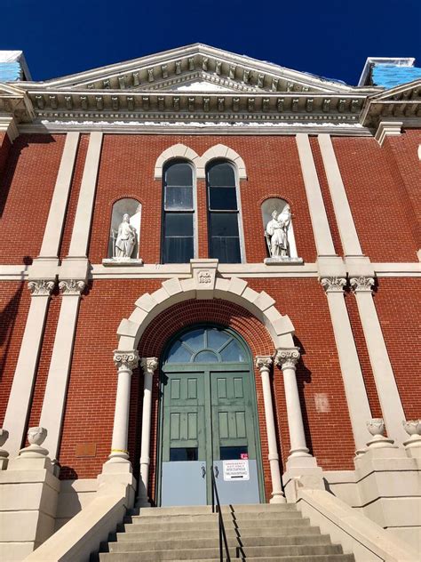 Entryway of Shelby County Courthouse in Shelbyville, Illinois. Paul ...