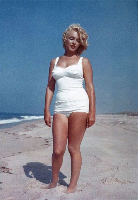 17 Beautiful Photos Of Marilyn Monroe On The Beach From The Year 1957 ...