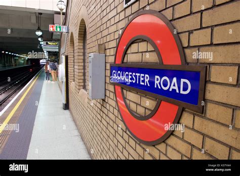 Gloucester road tube station hi-res stock photography and images - Alamy