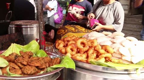 Indian Street Food - Street Food in Mumbai - Medu Vada, Idli, Dal Vada ...