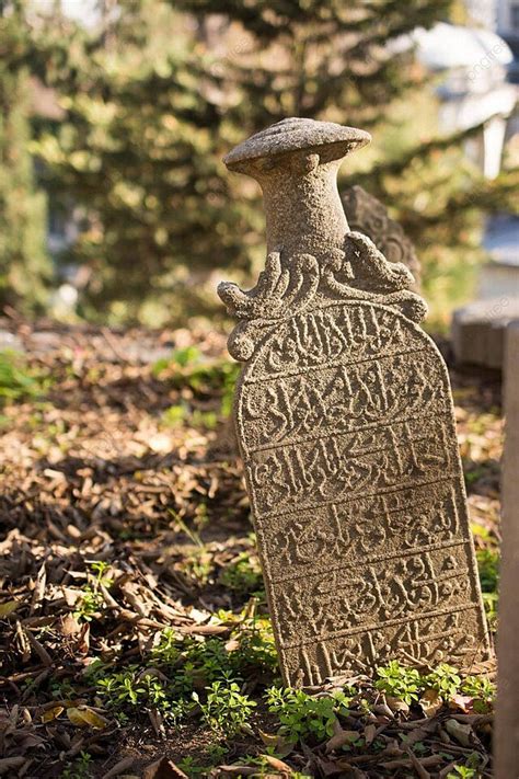 Batu Tua Di Kuburan Istanbul Makam Seni Islam Foto Latar belakang Dan ...