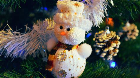 Download wallpaper 3840x2160 snowman, christmas decorations, branches ...