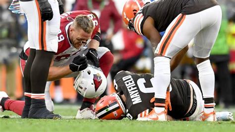 Browns QB Baker Mayfield Injures Shoulder Against Cardinals