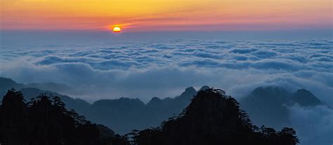 Watch Huangshan Sunrise While Hiking the Yellow Mounatin 2025