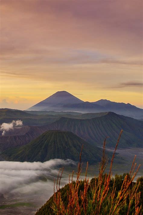 Semburat Matahari Terbit di Gunung Bromo | merdeka.com