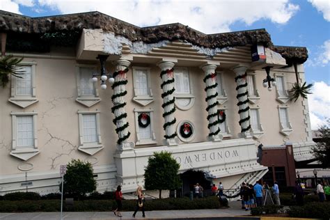 WonderWorks, Orlando, Florida, EE.UU. – El perro viajante