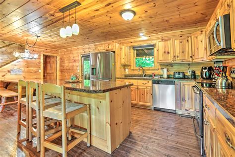 New! Spacious Gatlinburg Cabin: Hot Tub & Theater! in Gatlinburg w/ 4 ...