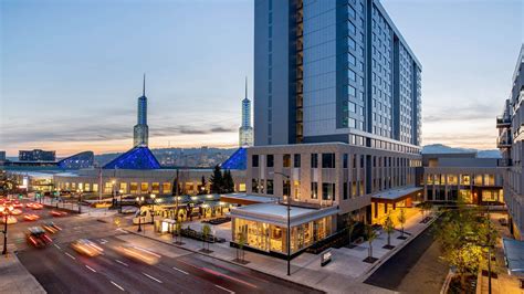 Portland Hotels Near MAX Line | Hyatt Regency Portland, OR