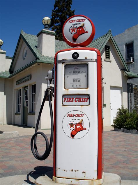 File:Old Gas Pump.jpg - Wikimedia Commons