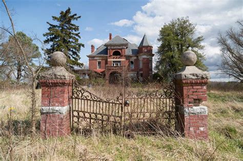 Explore this abandoned mansion in the middle of a Virginia golf course ...