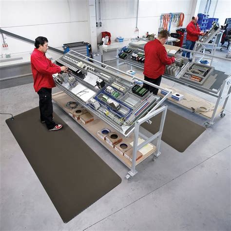 What Is Anti-Static ESD Mat Flooring? | Blog | NoTrax | NoTrax