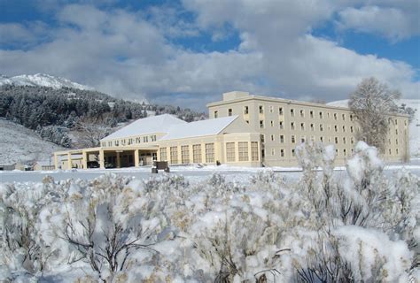 Winter-Mammoth-Hot-Springs-Hotel | Yellowstone National Park Lodges