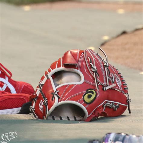 What Pros Wear: Shohei Ohtani’s Asics Gold Stage Glove (2018) - What ...